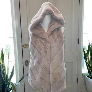 🎀BCBGENERATION BLUSH faux fur sleeveless sweater with hoodie